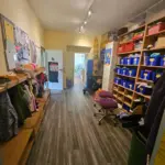 Garderobe, blaue Kisten mit Dingen von den Kindern, Stühle