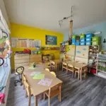 Drei Tische mit Stühlen und ein paar Bastelsachen