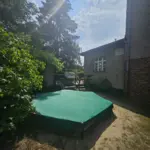 Ein abgedeckter Sandkasten mit einer grünen Plane