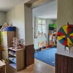 Der Durchgang zu dem Zimmer mit dem blauen Teppich
